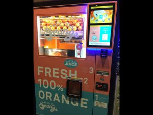 深夜の高速道路のサービスエリアで発見したオレンジジュースの生絞り自動販売機。