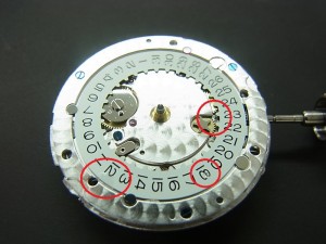 カレンダーを通じて機械内部にまでクリスタル片がまわってしまっています