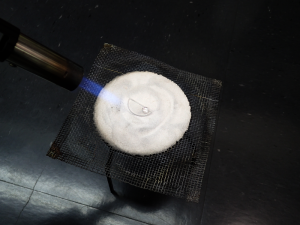 強力な接着剤が使用されているようです