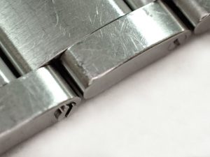 ネジの頭が飛び出しています。