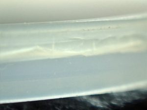 硬化してしまい、柔軟性がなくなっています。当然防水性能も低下、または失われています。