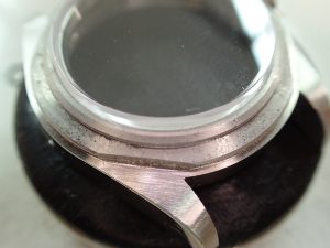 ベゼルを外したところです。使用期間を考えると汚れは少ないように思われますが、