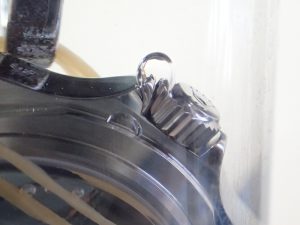 水没検査をしたところ、リューズまわりの防水不良が確認できました。