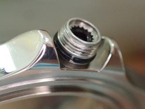 予想通り、硬化したパッキンはあっけなく切れてしまいました。