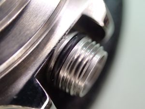 チューブのパッキンを取り換え、再度水没検査をすると、エスケープバルブからも漏れていること