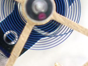 その結果、ヒゲゼンマイの巻上部分が接触しています。