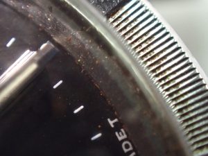クリスタルの内側にサビが大量に発生しています。