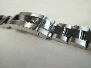 更に微調整し、ロック時と開閉時の固さも適正な状態に戻します。