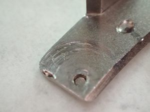 内側には何かが擦れたキズが深くついています。
