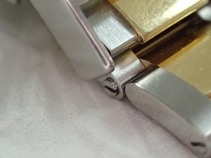 今回のロックが外れた原因は、駒ネジが緩み、飛び出している状態でロックを開いた際に、