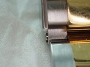 ネジに乗り上げてしまうことでロックが広がり、止めているバネ棒が外れてしまった可能性が