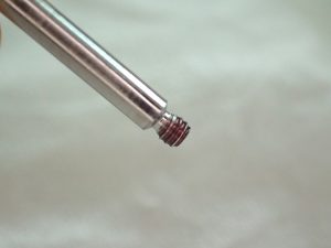 駒ネジを締める際には、緩み防止剤を塗布します。