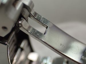 中板のバックル側の部分が大きく反るように変形してしまっています。