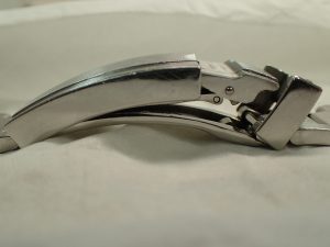 これだけ開いてしまうと、バックルを閉じることもできません。