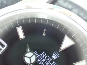 ダイヤルなどに大きなキズがつかずにカシメ直すことができました。