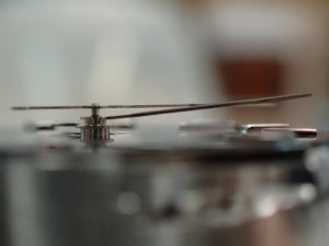 横から見ると、長針が根元から上に曲がっています。