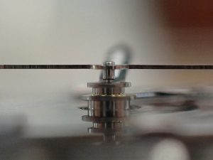 更に、曲がった長針が秒針を押し上げ、外れる寸前となっていました。