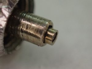 巻真を繋ぐ部分が奥に引っ込んでいます。