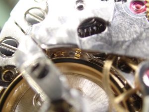 テンプの脇に見える小さな爪のような部品がハックレバーです。