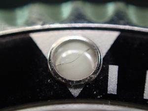 Ref.16610 サブマリーナ 黒い線のように見えるヒビが入っています。 