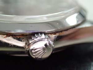 ベゼルの隙間から