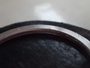サビは落としましたが、腐食が酷いために、このままでは防水性が損なわれてしまいました。
