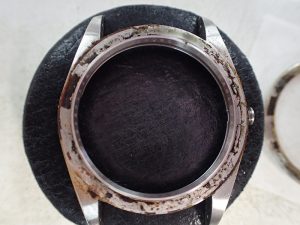 ベゼルを外しました。案の定大量のサビが発生していました。