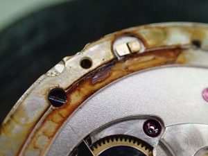 残念ながらムーブメントにも影響が出ています。