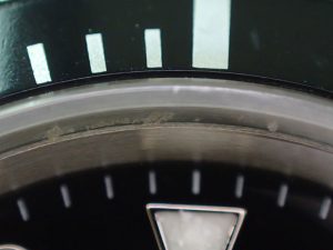 入り込んだ水の不純物でしょうか。クリスタル内に異物も確認できます。