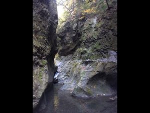 紅葉が美しい中、神戸岩(かのといわ)では手軽な渓谷歩きができ、リフレッシュに最適です。