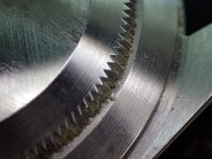 ベゼルとラグの間やリューズ付近が汚れやすくなっています。
