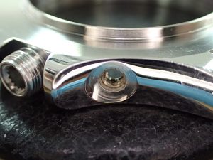 チューブを専用工具で外しました。