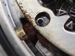 クロノグラフを帰零させるためのフライバックレバーです。