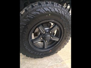 今週は、亀裂が見つかった愛車のタイヤを交換しました。