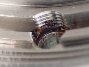 内側から覗くと、奥にサビがびっしりと付いているのが確認できました。