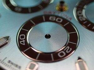 ブラウンのインダイヤルの枠がアクセントになっています。