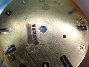 バケットダイヤダイヤルの裏側に750の刻印が確認できます。