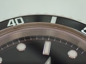 クリスタルとパッキンの間に一周汚れが入り込んでいて、茶色いリングのようにみえています。