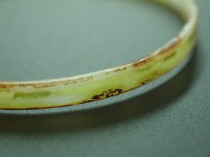 酷く汚れが浸透していて、時計にとって過酷な状況で使用されていたことがわかります。