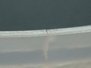 縦に割れています。 劣化しているパッキンは、洗浄作業中に簡単に割れてしまいます。