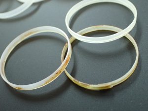 パッキンは、クリスタルのサイズや、ベゼルによって形状が異なります。
