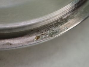 裏蓋には腐食が始まっていました。