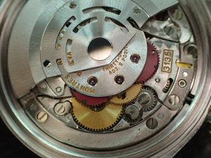 自動巻き機構から発生したと思われる金属粉が機械全体に広がっています。