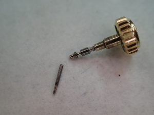 リューズの外れた原因は、巻真が折れたことによるものでした。