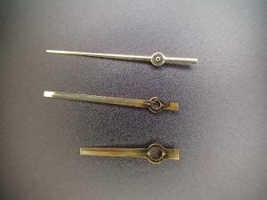 表面が曇っていますが、優しく磨くことで元の輝きを取り戻すことができます。