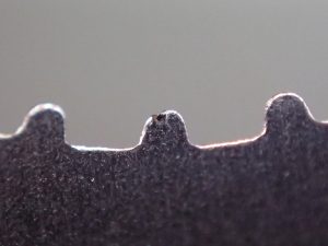 外してみると、山（歯）の先端に近い部分が潰れています。