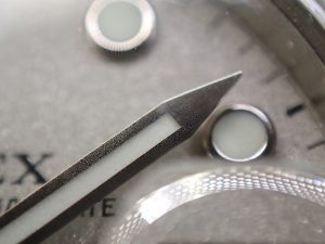 針の表面に細かな水滴が付いていることがわかります。