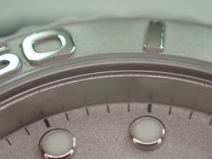 よく見てみると見返し部分にも水滴が確認できました。