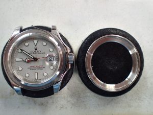 プラチナのプレートが使われている回転ベゼルの構造も変更されています。