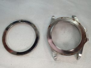 使い込まれたデイトナは、汚れやサビが目立っていました。